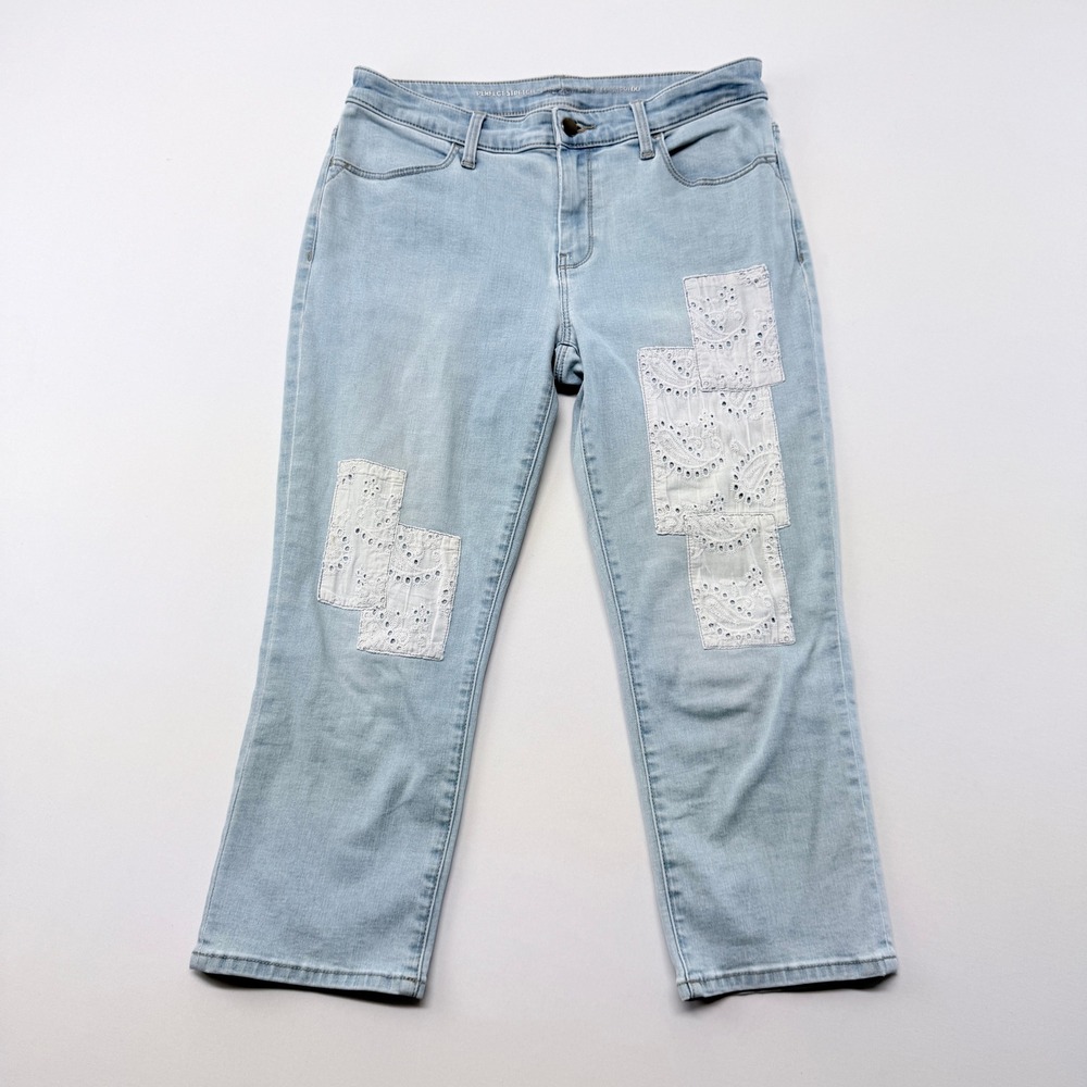 Chicos Perfect Stretch Girlfriend Slim Leg Capri Jeans Light Wash Lace Patch 00